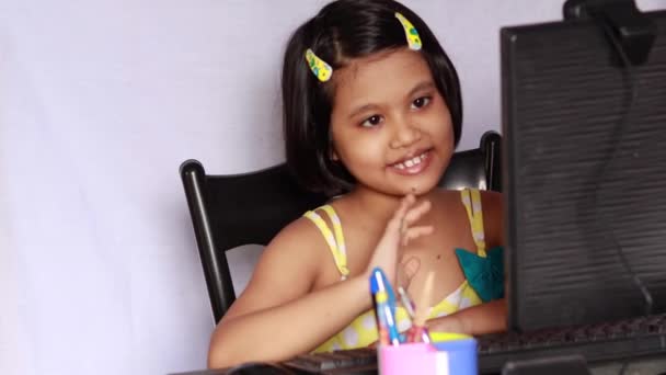 Uma Menina Indiana Bonito Criança Com Rosto Sorridente Frente Computador — Vídeo de Stock