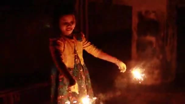 Söt Indian Flicka Barn Njuter Tomtebloss Diwali Festival — Stockvideo