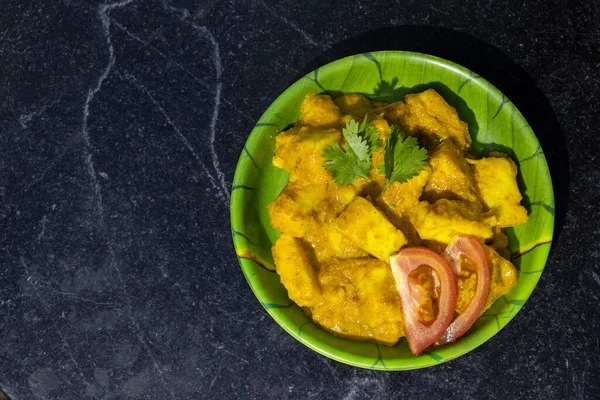 Vista Ángulo Alto Paneer Masala Adornado Con Hojas Tomate Cilantro —  Fotos de Stock