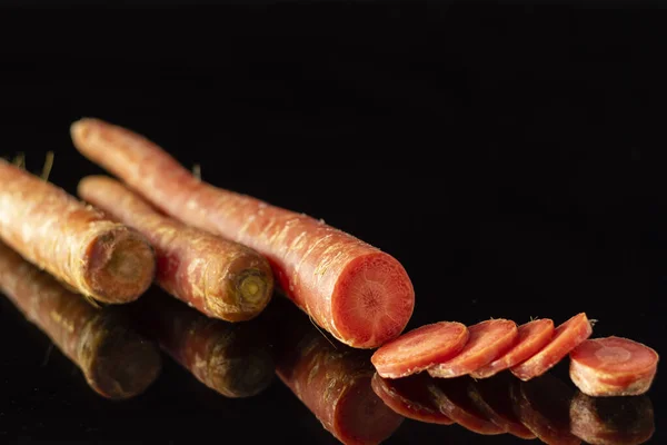 Group Red Carrots Slices Reflecting Surface Black Background — Stock Photo, Image