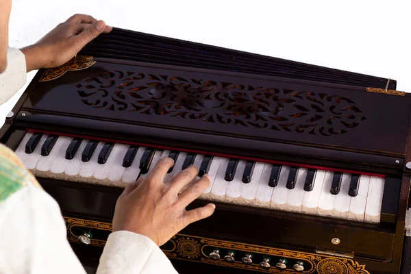 Selectieve Focus Menselijke Hand Spelen Harmonium Indische Klassieke Instrumenten — Stockfoto