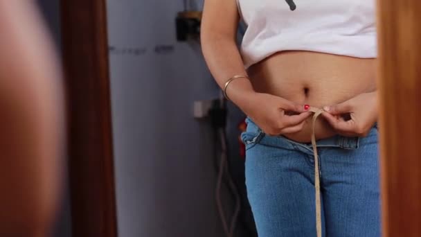 Középső Részén Egy Indiai Mérési Kövér Has Szalaggal Tükör Előtt — Stock videók