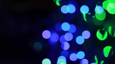 Noel, Yeni Yıl ya da Sevgililer Günü gibi festival sırasında dekorasyon ışıklarından gelen renkli Bokeh 'in bulanık videosu