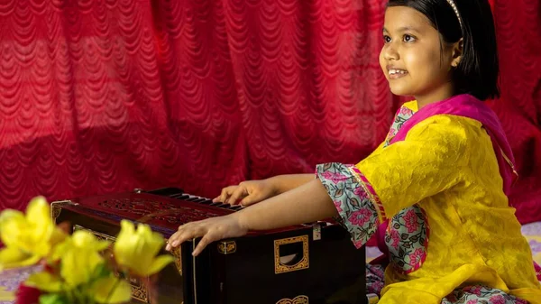Vue Latérale Une Jeune Fille Mignonne Indienne Jouant Harmonium Robe — Photo