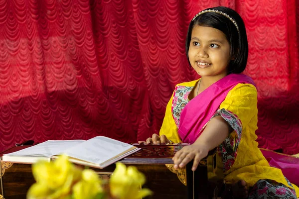 Индийская Милая Девочка Смотрит Сторону Играет Гармонии Этнической Одежде — стоковое фото