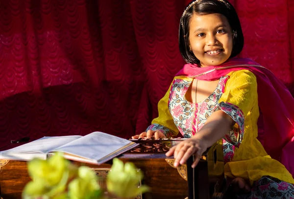 Индийская Милая Девочка Смотрит Камеру Играет Гармонии Этнической Одежде — стоковое фото