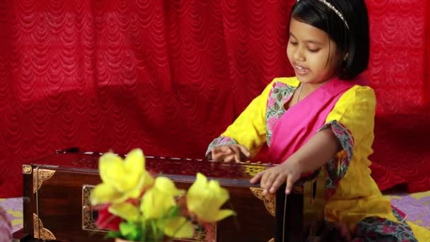 Indiano Bonito Menina Criança Cantando Tocando Harmônio Vestido Étnico — Vídeo de Stock