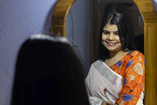 Una Hermosa Mujer India Saree Blanco Posando Frente Espejo Con —  Fotos de Stock