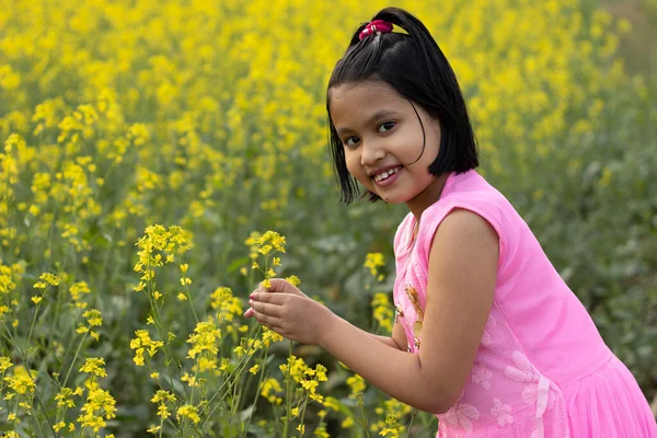 Uma Menina Indiana Bonita Criança Vestido Rosa Com Uma Flor — Fotografia de Stock