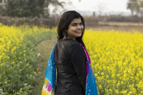 Una Hermosa Mujer India Con Cara Sonriente Mirando Hacia Atrás —  Fotos de Stock