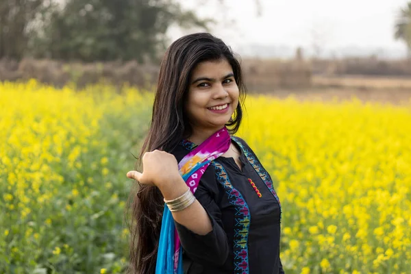 Una Hermosa Mujer India Con Cara Sonriente Tocando Pelo Campo —  Fotos de Stock