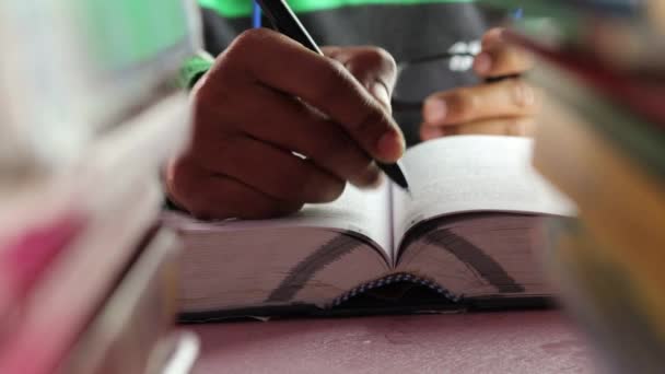 Вибірковий Фокус Руці Людини Кульковою Ручкою Вивчається Книгою — стокове відео