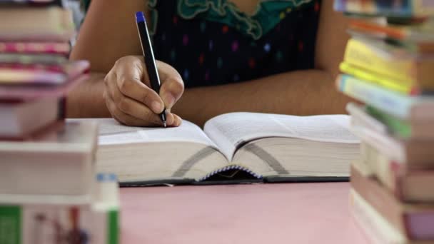 Enfoque Selectivo Las Manos Humanas Femeninas Libro Mientras Somnolencia Durante — Vídeo de stock