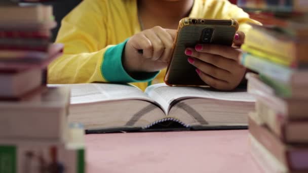 Selectieve Focus Kinderhanden Met Mobiele Telefoon Pen Schrijven Boek — Stockvideo