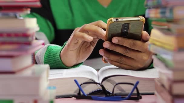 Foco Seletivo Mãos Humanas Com Telefone Celular Caneta Escrevendo Livro — Vídeo de Stock