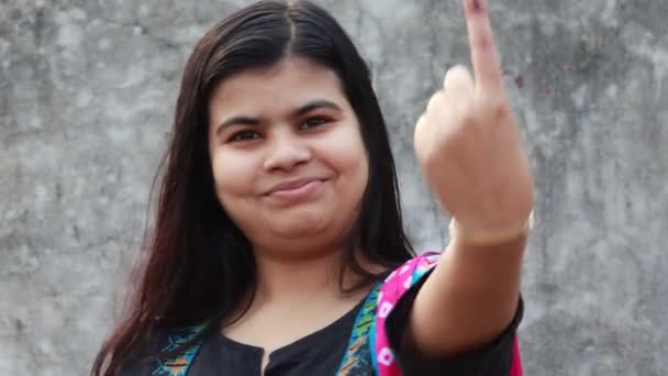 投票后脸上有墨迹的印度女人 — 图库视频影像