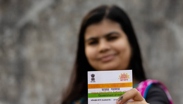 селективный фокус на aadhaar карты в руке индийской женщины