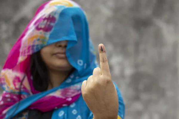 Selektiver Fokus Auf Den Mit Tinte Markierten Finger Einer Indischen — Stockfoto