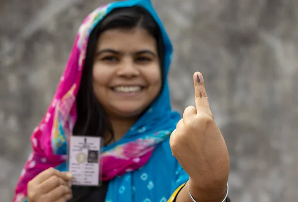 Selectieve Focus Inkt Gemarkeerde Vinger Van Een Indiase Dorpsvrouw Met — Stockfoto