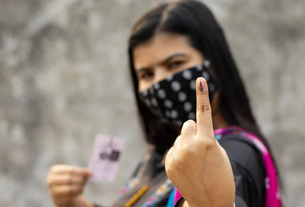 Селективное Внимание Чернилами Палец Индийской Женщины Безопасной Маской Лица Карты — стоковое фото
