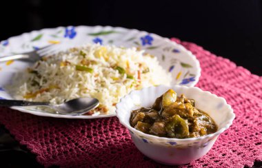 Kızarmış pilav ve acılı tavuk üzerine yoğunlaşın. Hindistan 'ın popüler Çin yemekleri.