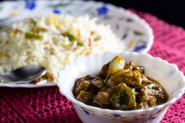 Kızarmış pilav ve acılı tavuk üzerine yoğunlaşın. Hindistan 'ın popüler Çin yemekleri.
