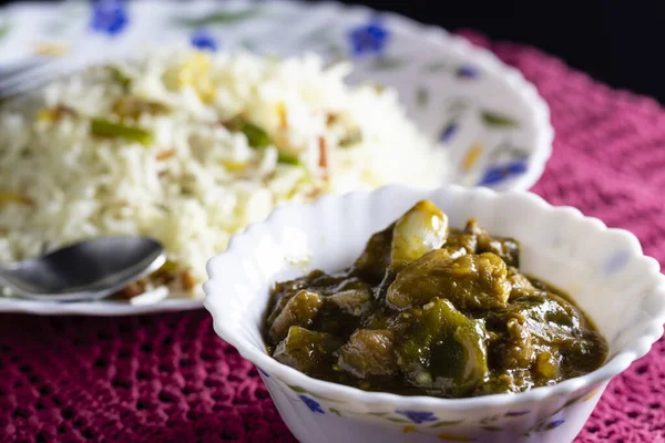 Selektiver Fokus Auf Gebratenen Reis Und Chilihuhn Beliebte Chinesische Lebensmittel — Stockfoto