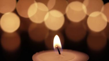 seçici odak bir mum alevi ve arka plandaki ışık bokeh