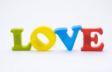 L O V E harfleri beyaz arkaplanda sevgililer gününde aşkı temsil ediyor.