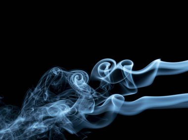 Siyah arkaplanda mavi duman dokusu