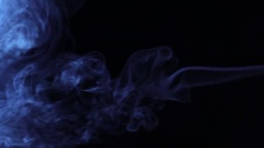 Siyah arkaplanda yavaş çekim yatay duman videosu