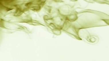 Beyaz arkaplanda dumanın rengi değişiyor