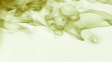 Beyaz arkaplanda dumanın rengi değişiyor