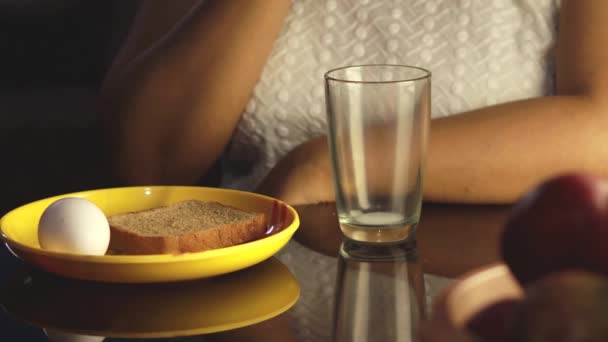 Mjölk Hälls Ett Glas Medan Kvinna Äter Bröd Och Ägg — Stockvideo