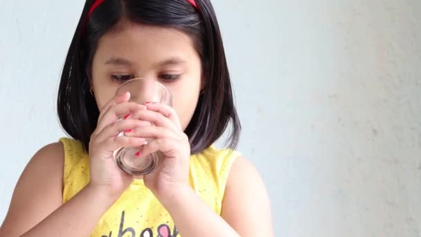 Přední Pohled Indickou Dívku Šťastně Pitnou Vodu Sklenice — Stock video
