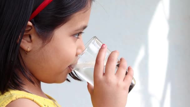 Ángulo Lateral Vista Cerca Una Chica India Beber Agua Vaso — Vídeo de stock