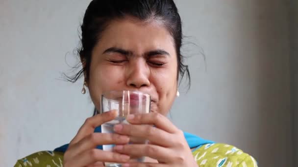 Una Hermosa Mujer India Enfrentando Problema Sensibilidad Sus Dientes Mientras — Vídeos de Stock