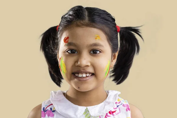 Портрет Милой Индийской Девочки Красочной Щекой Желтом Фоне — стоковое фото