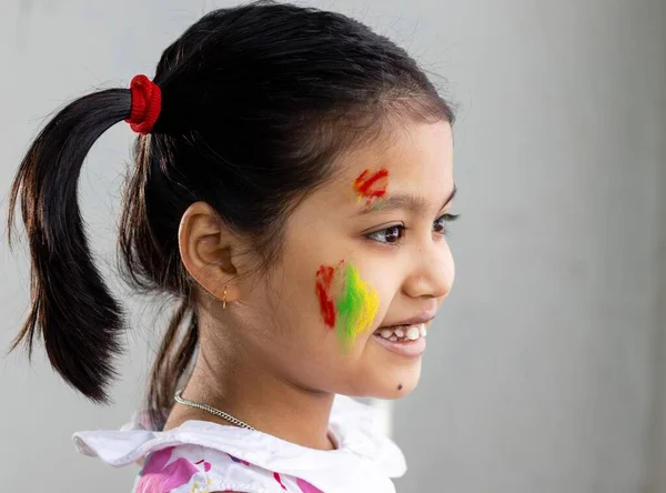 Портрет Милой Индийской Девочки Красочной Щекой — стоковое фото