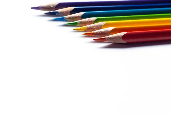 Gökkuşağı Renkli Tahta Kalemlerin Beyaz Arkaplanda Sığ Alan Derinliğine Sahip Stok Fotoğraf