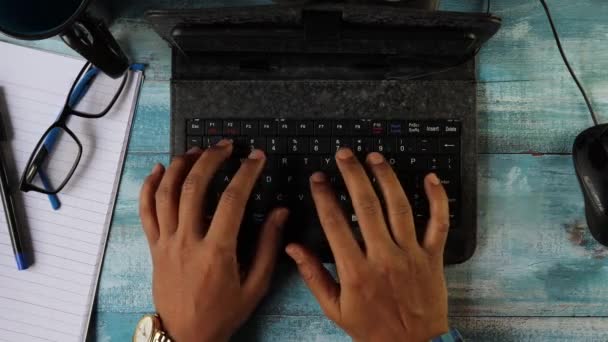 ミニコンピュータのキーボードに入力するインド人男性の手のトップビュー — ストック動画