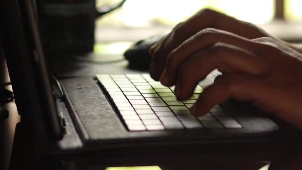 Foco Seletivo Teclado Mini Computador Enquanto Uma Mão Humana Está — Vídeo de Stock