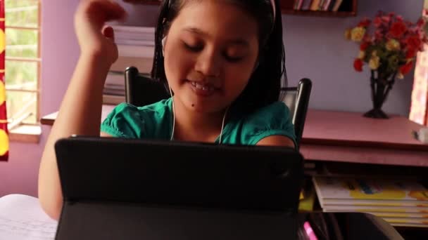 Uma Menina Indiana Bonito Criança Com Rosto Sorridente Frente Tablet — Vídeo de Stock