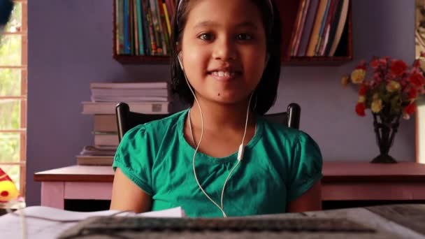 Una Linda Niña India Con Cara Sonriente Frente Computadora Portátil — Vídeo de stock