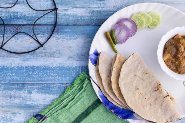 Draufsicht Auf Roti Und Curry Mit Salat Serviert Einem Teller — Stockfoto