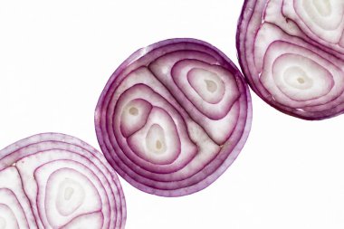 İzole edilmiş beyaz arkaplanda soğan dilimlerini kapat