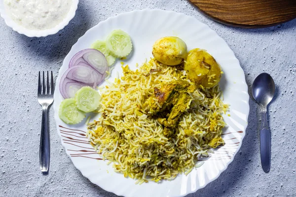 Blick Von Oben Auf Köstliche Und Würzige Hausgemachte Huhn Biryani — Stockfoto