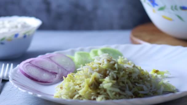 Ízletes Fűszeres Házi Csirke Biryani Tálalva Salátával — Stock videók