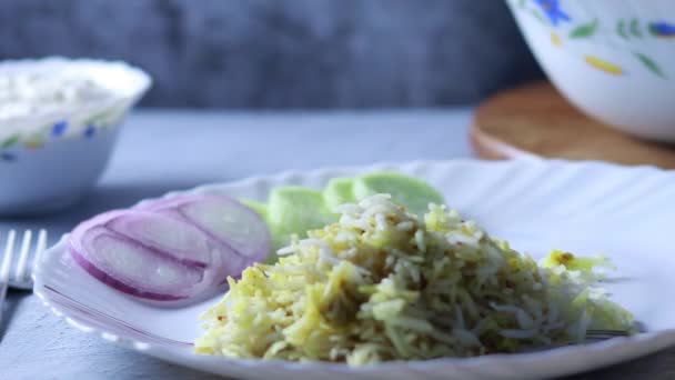 Lahodné Kořeněné Domácí Kuřecí Biryani Podává Talíři Salátem — Stock video