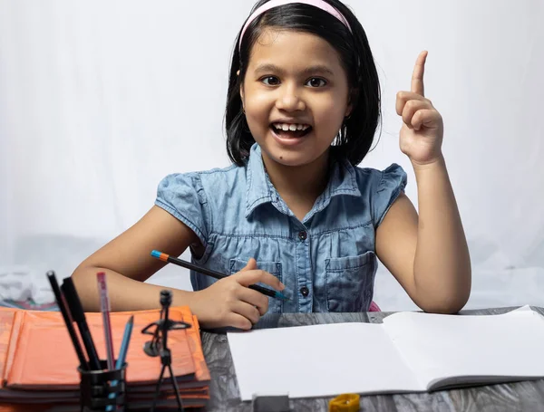 Kaunis Intialainen Tyttö Lapsi Ajattelee Katselee Kameraa Opiskellessaan Hymyilevillä Kasvoilla — kuvapankkivalokuva